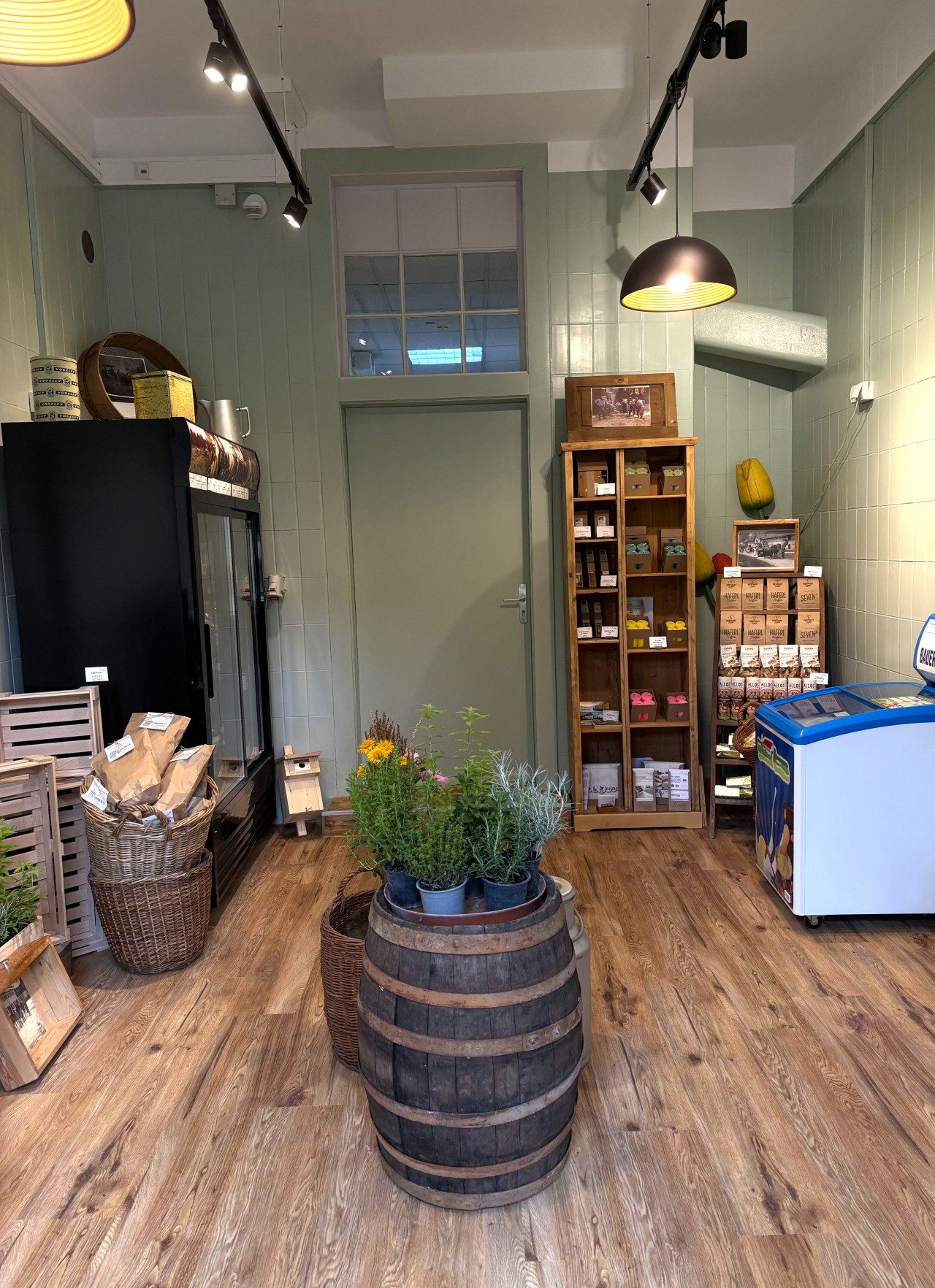 Blick in den Hofladen Blick in den Hofladen Richtung Kühschrank